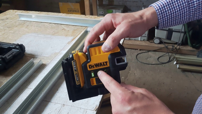 DEWALT DCE0822D1R-QW laser krzyżowy 12V 2punk czer