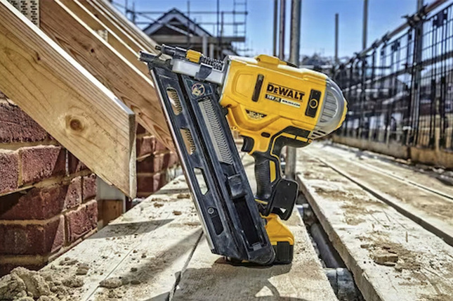 Gwoździarka DeWalt DCN692P2-QW, kufer